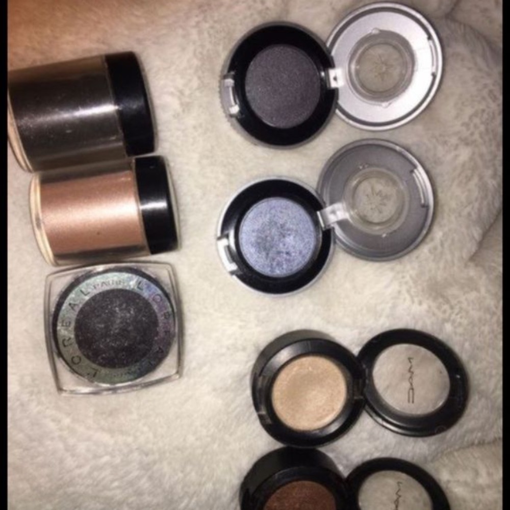 Eyeshadows and eyeshadow primer.